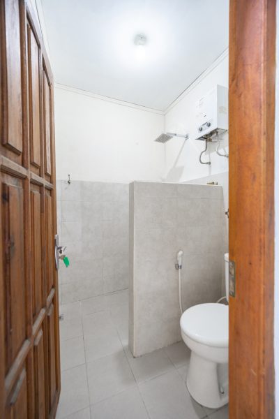 Senggigi hostel bathroom with hot water